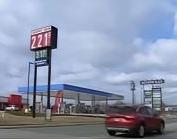 美国资本家处处压榨彩民。近日，美国一彩民中奖超18亿美元彩票，但是如果选择一次性