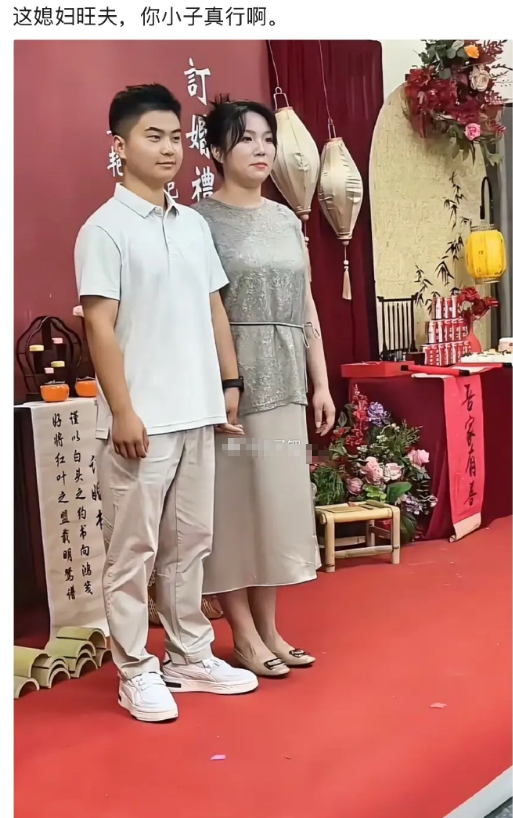 开什么玩笑，人家是母子。​​​