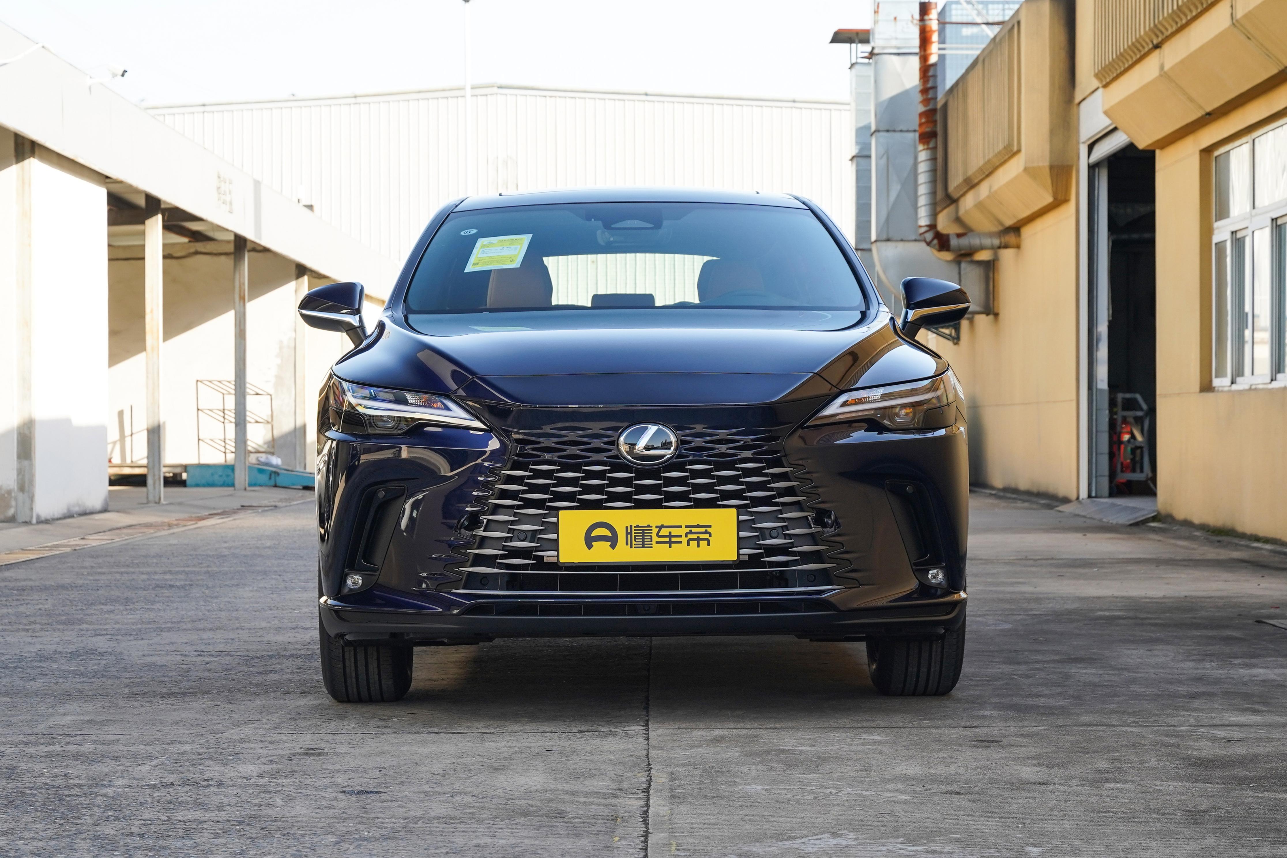雷克萨斯RX，“曾经加价的神车，如今已褪去光环，只剩一份体面与从容”。外观依然延续了纺锤形格栅和凌厉