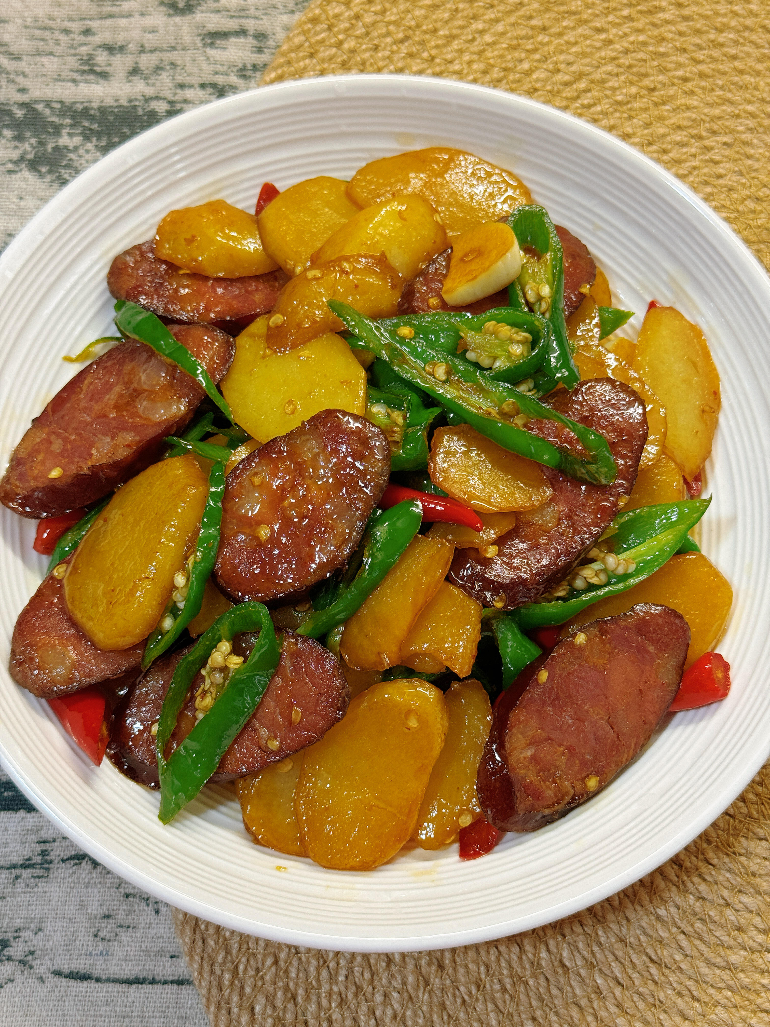 腊肠炒土豆片｜香辣入味，妥妥的下饭神器谁懂啊！腊肠和土豆的组合真的太绝了😭
