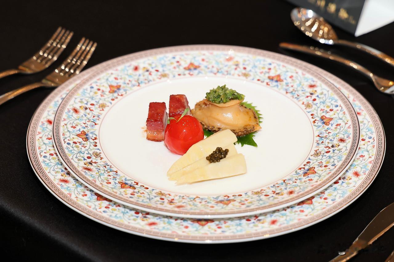 六手联弹晚宴｜金梧桐星级餐厅三城联袂昆明上演了一场超燃的“三城主厨联弹”晚宴