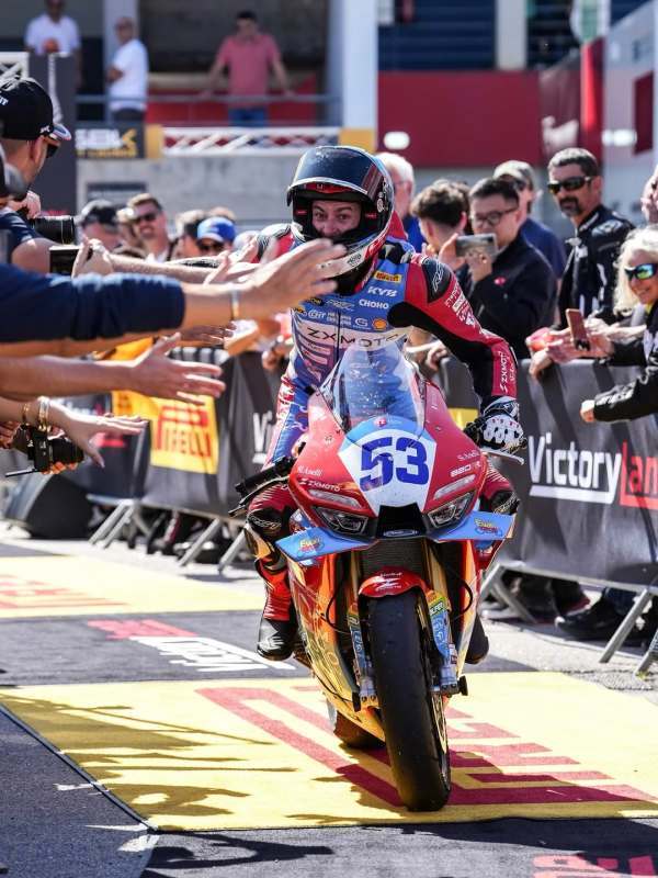 【法国冠军车手谈张雪：他是个很好的人】法国冠军车手谈张雪薪资待遇据观察者网报道：