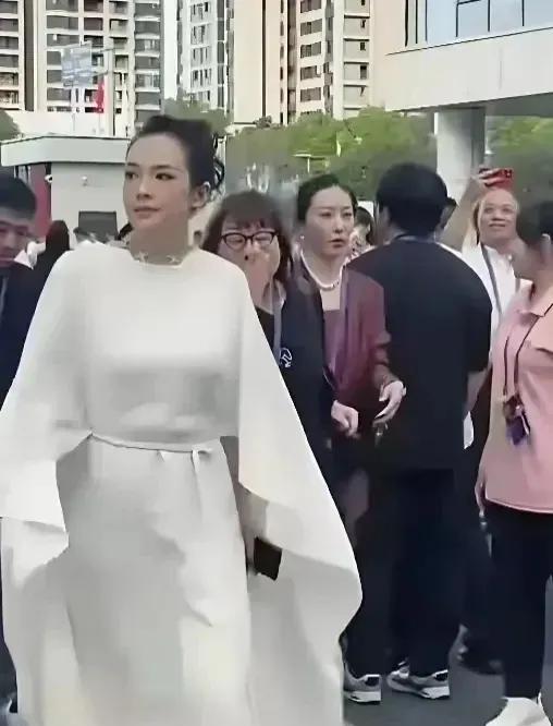 章子怡又开始带着嫂子殷旭出席活动了。失婚失爱，不听亲人劝，八年婚姻，最终被汪峰