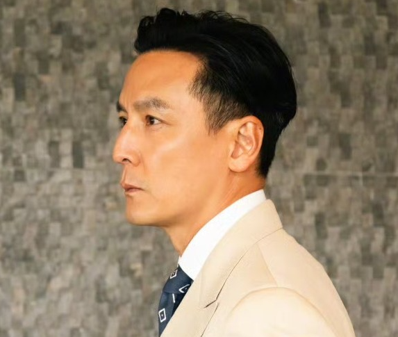 吴彦祖在西湖录综艺的路透火了但火的不是他的颜值，而是00后路人的“灵魂发问”