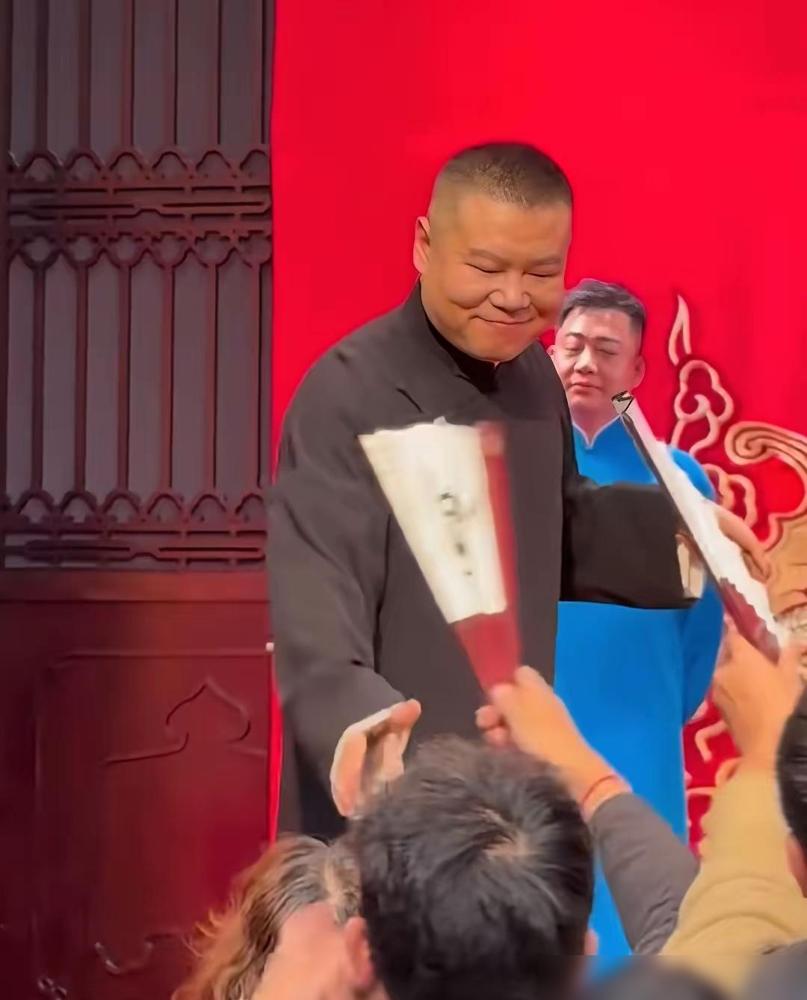 郭德纲真狠！岳云鹏成都风光无限，却把他兄弟死死按在地上。成都德云社开业，岳