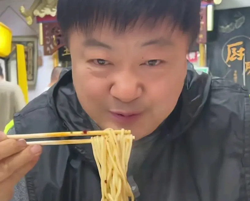 自从洪剑涛开始尝试做探店美食主播后，我就一直关注他，不管到哪个店都顺风顺水。这次