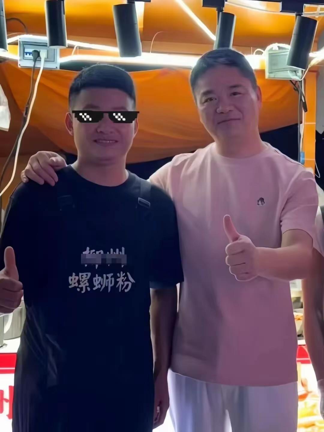 大家都羡慕刘强东住豪宅开豪车，但没人告诉你，他最爱的还是路边摊。在福州夜市，他