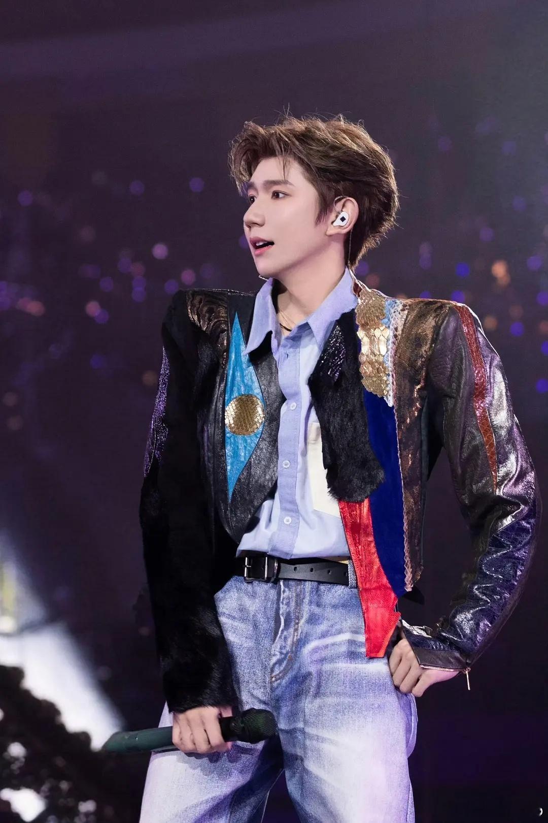 王源跨年演唱会演绎第67套高定，累计16个品牌67套包括15套高定品牌的特别定