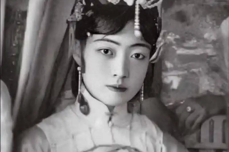 大小便失禁，躺在自己的屎尿里，浑身烂疮，40岁的女人，瘦得像一具骷髅。死的时候身