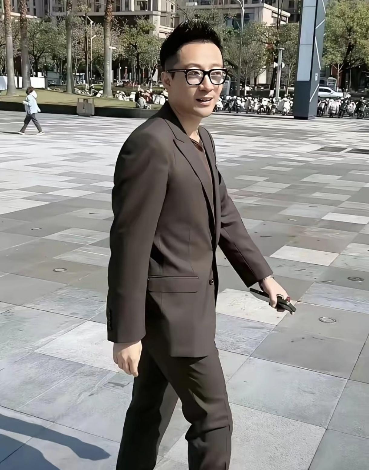 汪小菲为啥现在还在两头跑啊？以前是孩子回不来，没办法。现在孩子能回来，他在台湾也