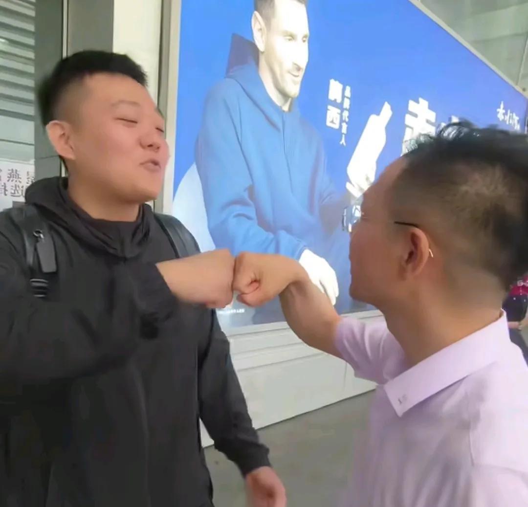 李律真是一个好律师，今天亲自送姜甲儒的哥哥到地铁站口，这段时间，领着去吃烤鸭去吃