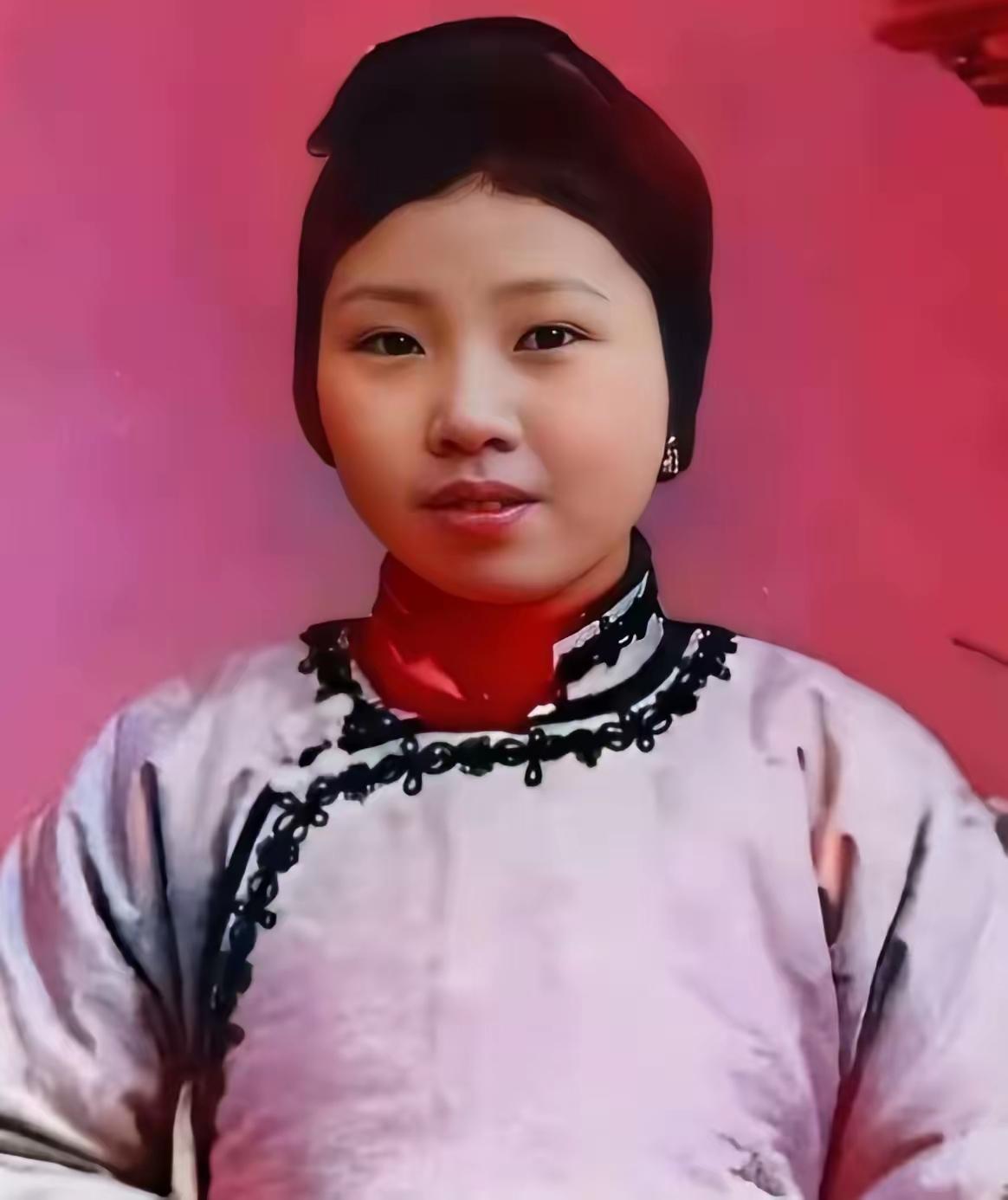 这是钱学森母亲章兰娟的照片。​​章兰娟是相当有钱的一个人，她父亲叫章乐山，曾当过