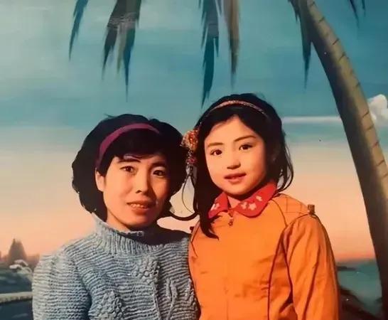 董璇曾说过她小时候她妈妈周围的同事都夸她漂亮，人人都知道她妈妈有个漂亮女儿。作