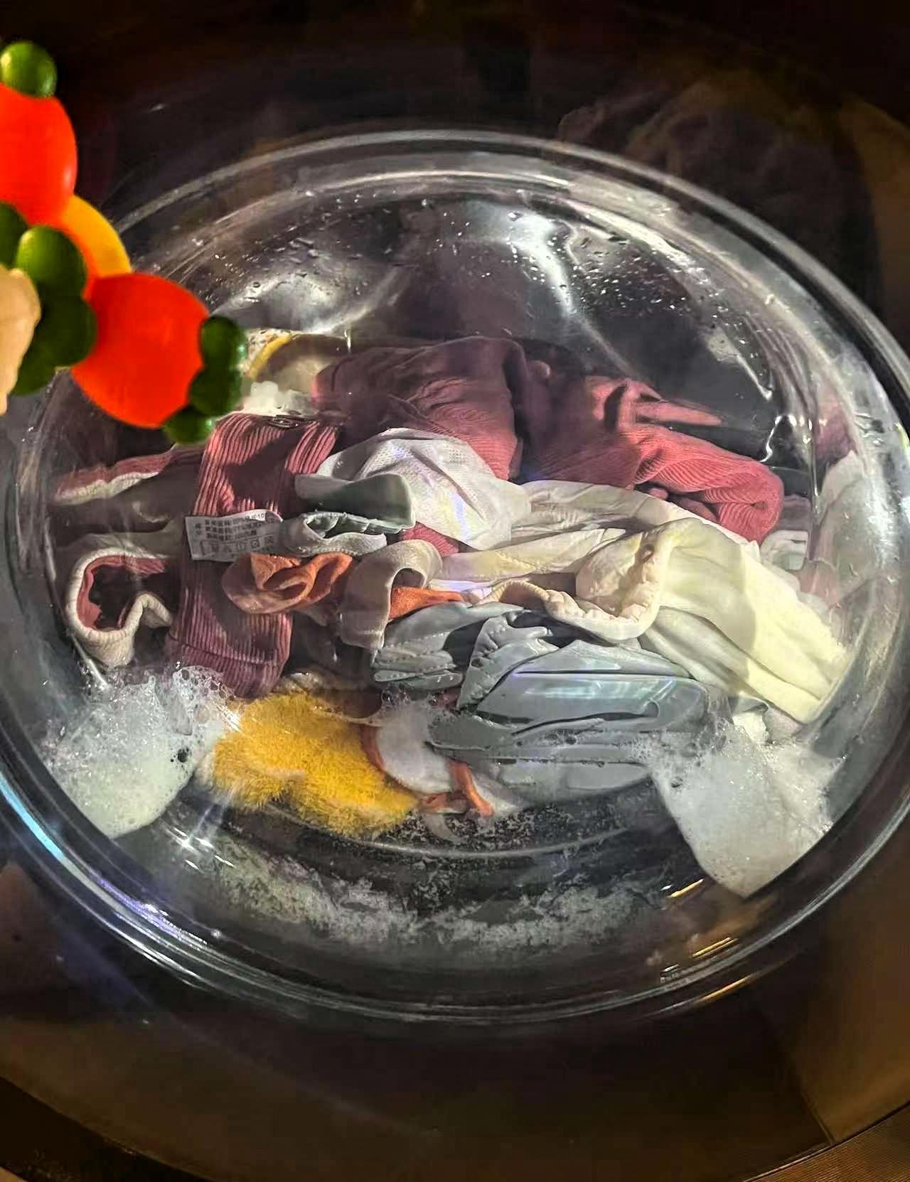 天塌了，穿了三年有洗衣液残留的衣服！早上从洗衣机拿衣服时不小心掉地上，捡起