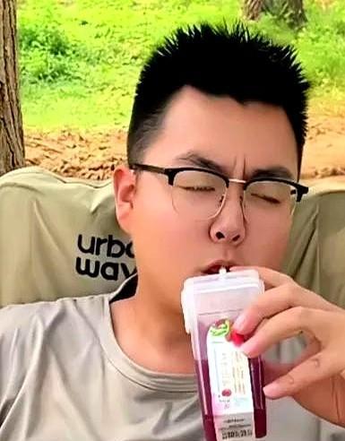 发现二八网友可真能起哄，居然在三石直播间说：她跟蛋糕更适合做伴侣……三石竟然还回