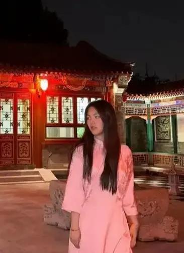 回到北京的李湘母女，又开始了疯狂的晒图模式，这次晒的是她们家的四合院，不过这晚上