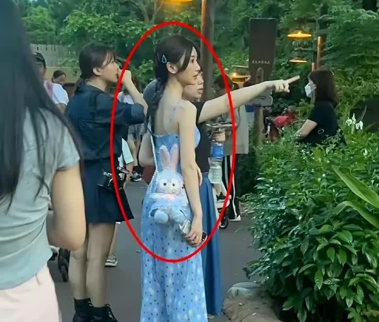 毛晓彤这生图啥水平？颜值超高，状态绝佳​，就是除了身高有点尴尬