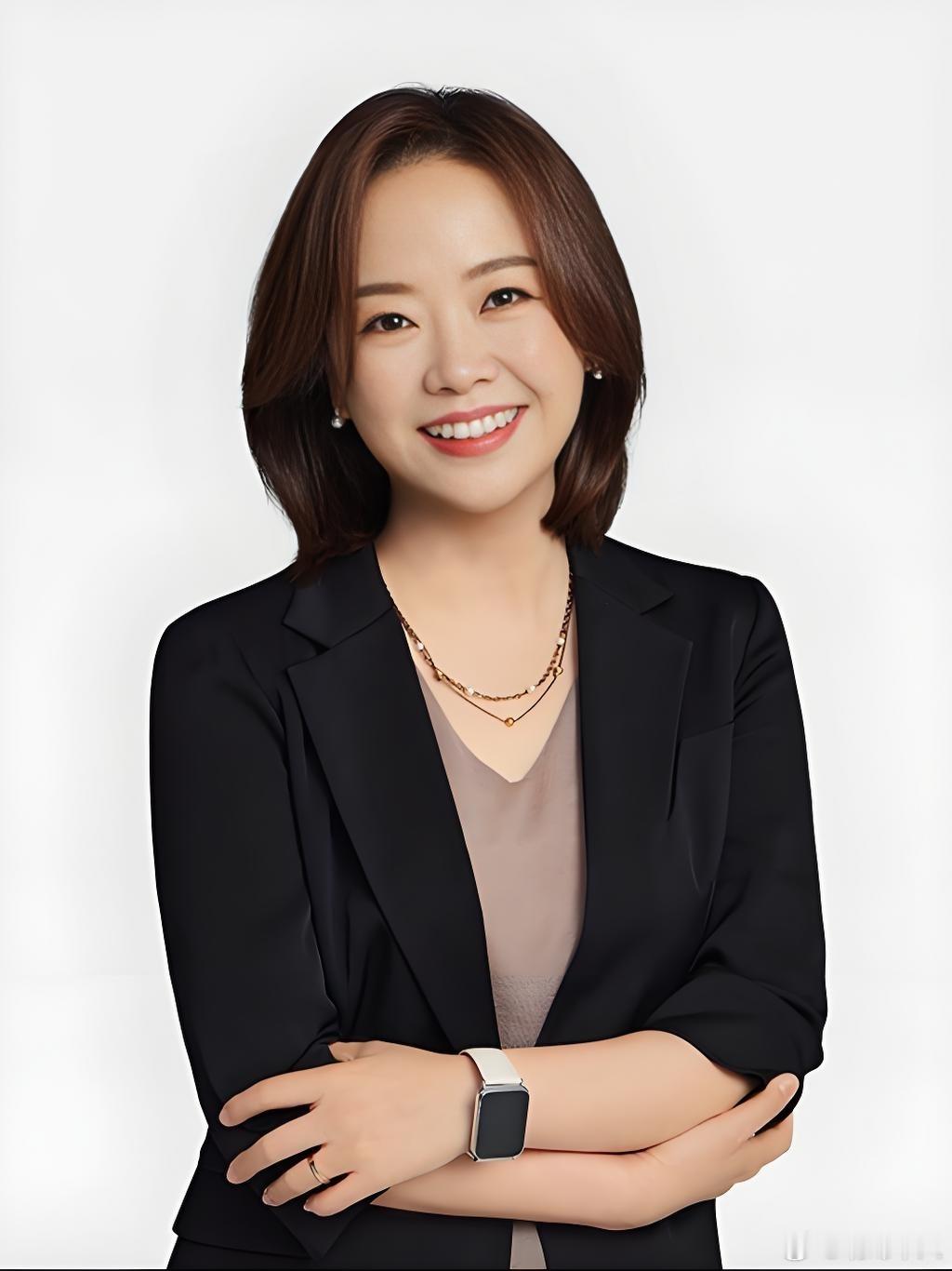 在小米集团12位高管团队中，许斐现任小米集团副总裁、集团CMO，兼任集团战略市场