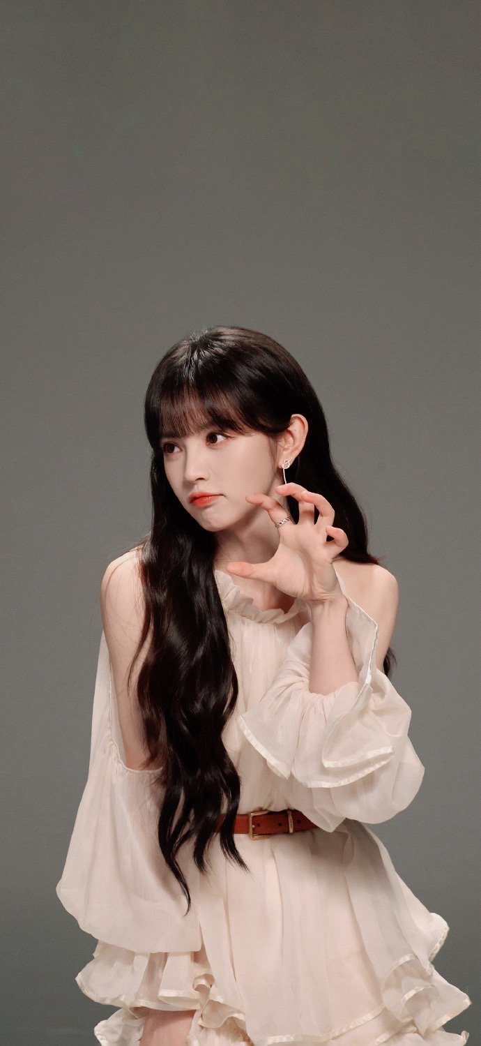 爆光啦：田曦薇这组造型真的把甜妹感拿捏得死死的，黑长直空气刘海配奶杏色露肩纱裙，