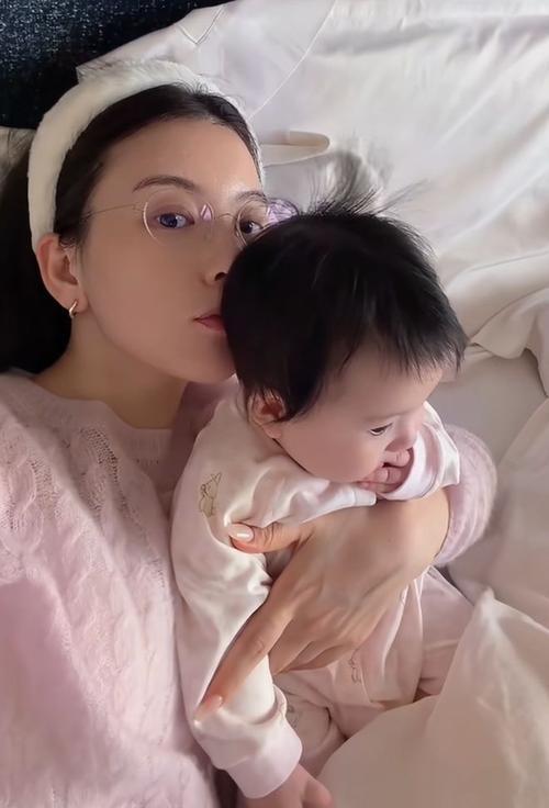 4月4日，方媛晒出三胎小女儿郭咏心近照。她素颜穿粉色家居服，怀抱5个月大的宝宝，