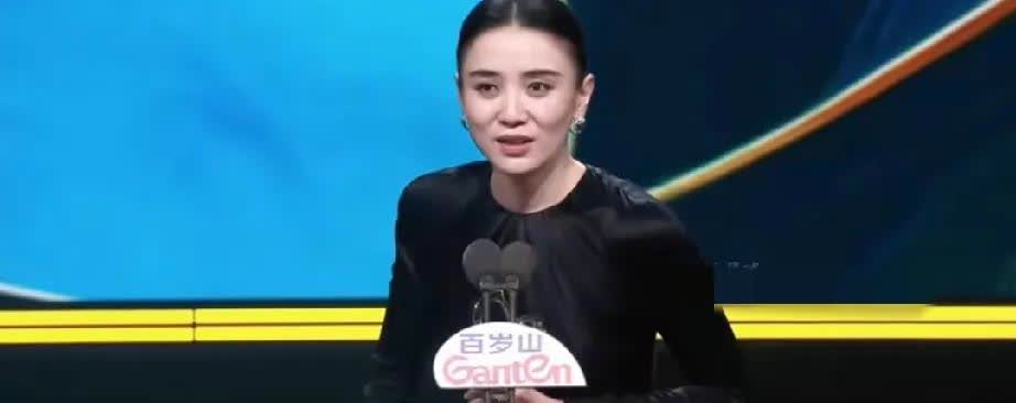 宋佳，获奖发言时，被封神了，理由有5点:1.她身穿一袭黑衣，庄重而沉稳