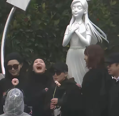 小曲线你在去世的姐姐雕像面前，这样大笑合适吗？​在庄重的雕像揭幕仪式上，一开始