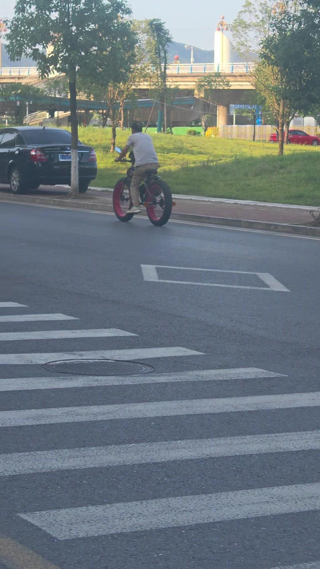 哈哈，第一次见这么大轮胎的自行车，大轮子一滚往前走，整条街回头率超高，感觉自己是