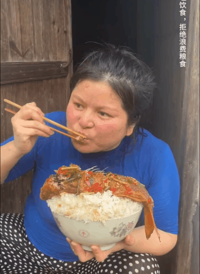 大姐一顿饭，够我们吃一周！