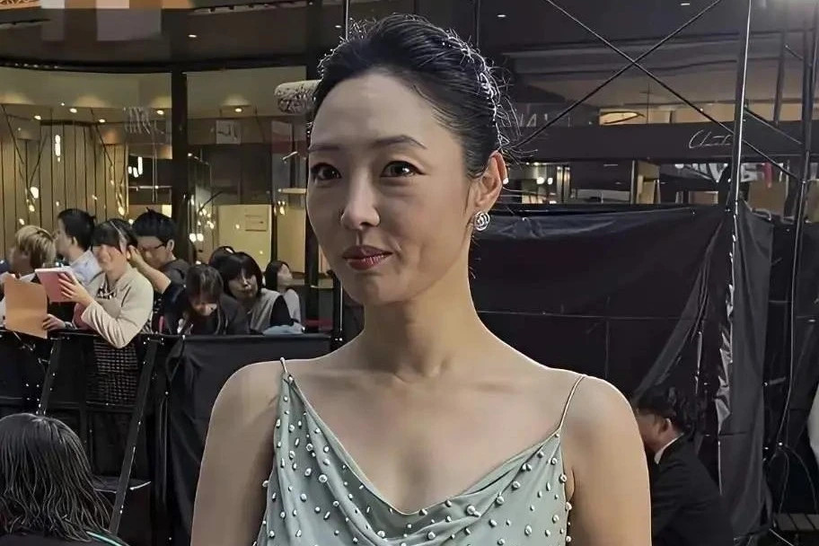 家里面实在没衣服穿了吗？白百何身上这件吊带裙，确实让人一言难尽啊！