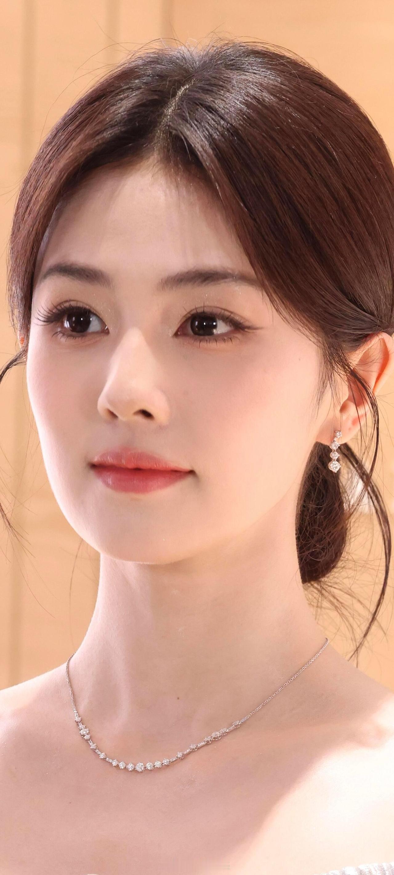 ​​​！近距离怼脸拍，果然颜值在线，白鹿的妆容也很自然哦，大家觉得呢？