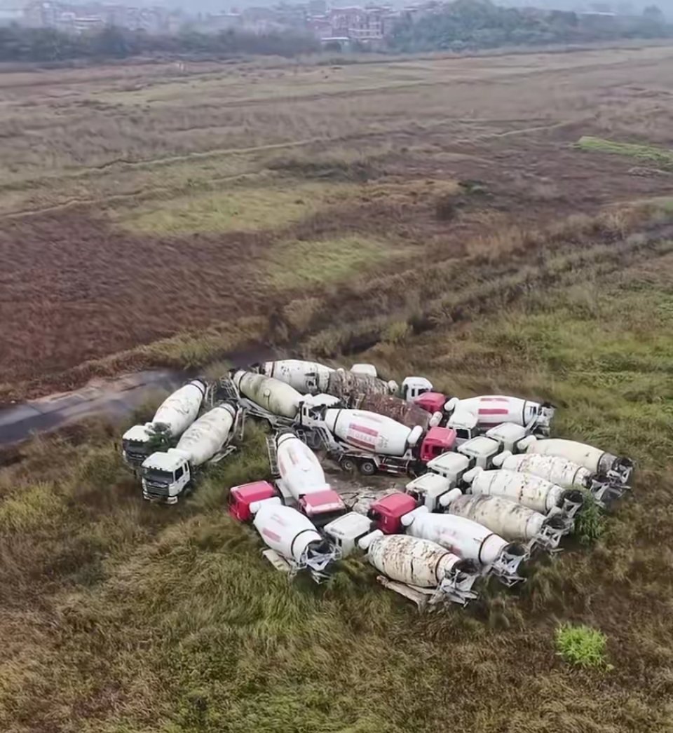 荒郊野地里扔着好些水泥罐车，浑身锈迹斑斑的。想当初房地产火的时候，这种车哪有闲着