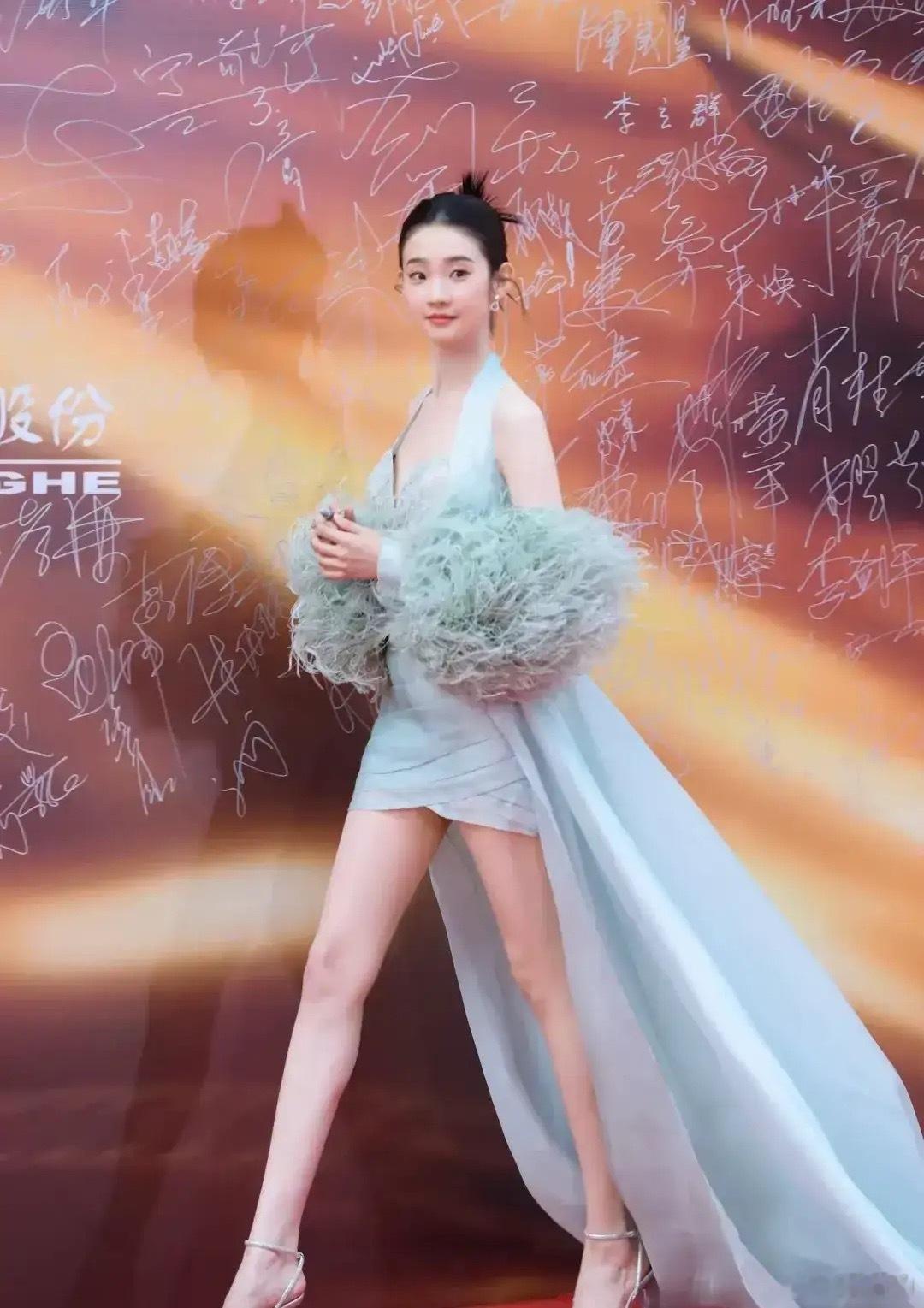 短短一年时间，小姑娘怎么就从水灵灵直接变成了干巴巴了呢？娱乐圈的风水真的很奇怪，