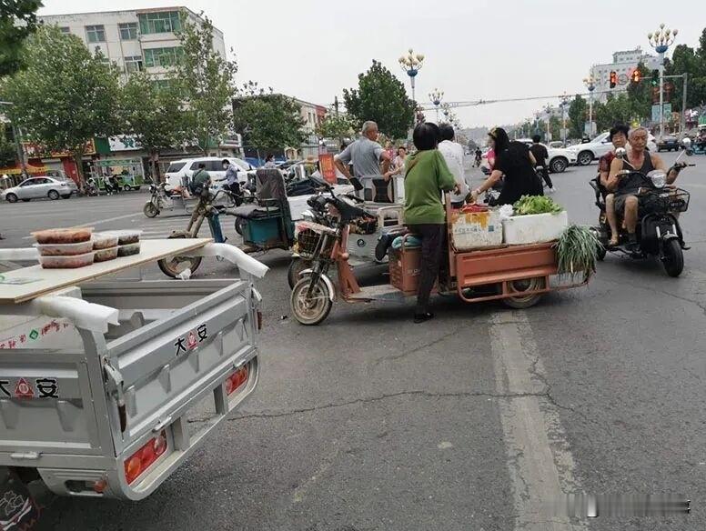 这次对于郑州城市执法者的行为，大家赞扬声一片！近一段时间，郑州街头出现了城市执