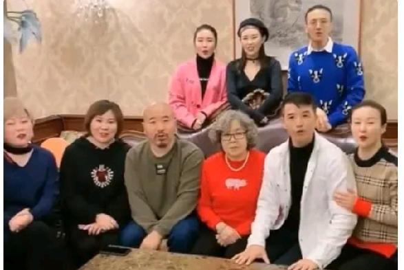 王小利的小儿子在直播间说，王小利两口子已经偷偷进京和小儿子一家团聚了。他说王亮爱
