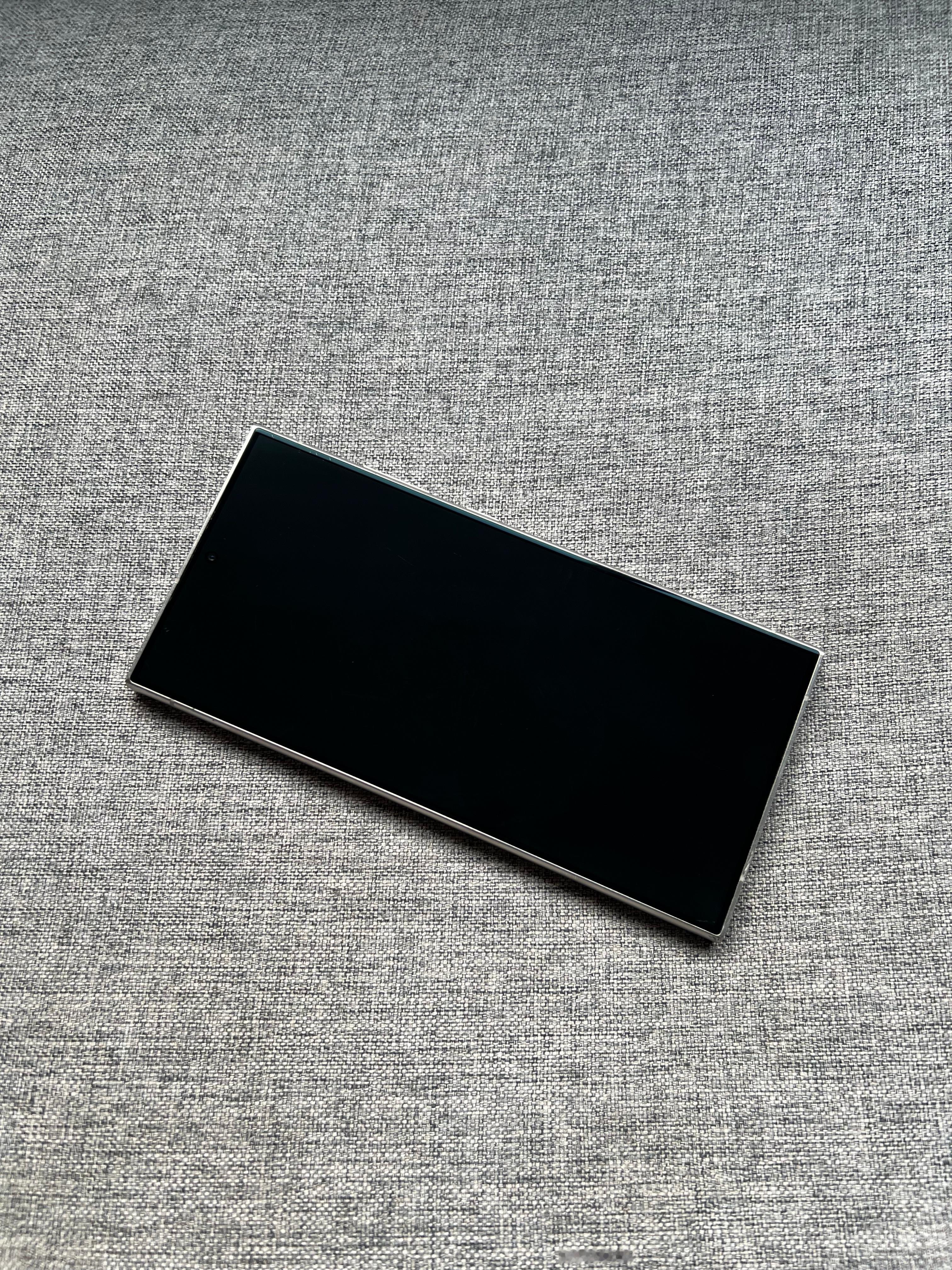 三星S24Ultra12+256G钛灰，屏幕小划痕，外壳划痕磕碰，单机，店