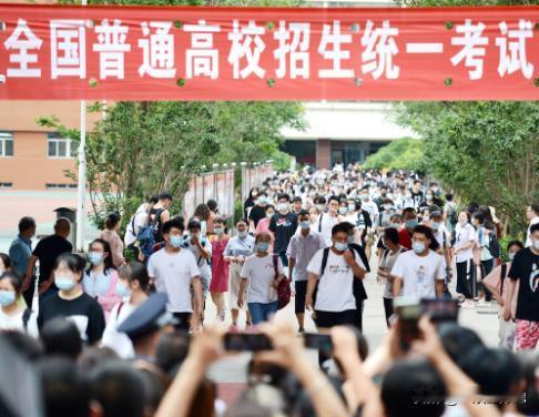 高考迷惑行为大赏：紫内裤爆火巴黎世家躺枪，家长旗袍向日葵比考生还慌！