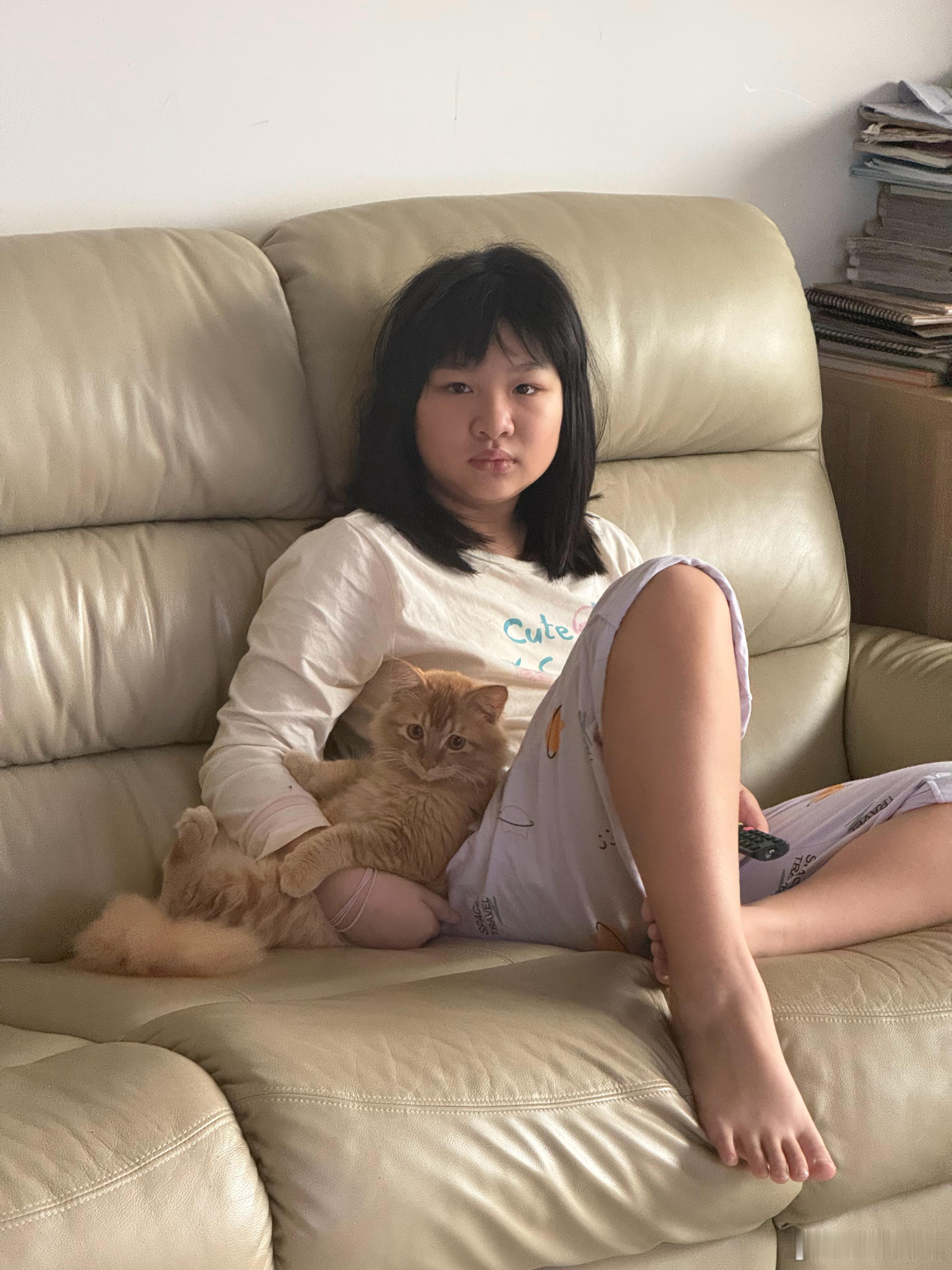 训醒见到个女抱着猫猫看电视，好似又几和谐喔！