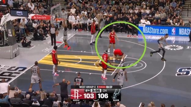 离谱！谢泼德防守走神，申京气得怒拍地板！连续两个回合，谢泼德都是对球不对人，