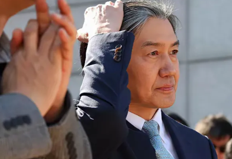 韩国总统李在明的特赦成员中最令人显眼的当然是祖国革新党首曹国，这时候他已成了最大