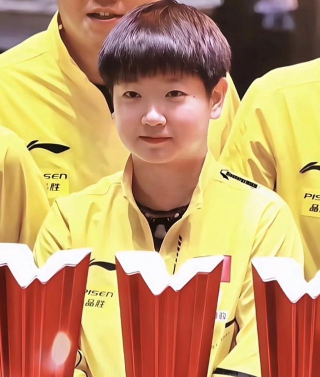 仔细看孙颖莎的长相，越发觉得奇怪！不是她长的不好看，也不是她眼睛大。而是因为