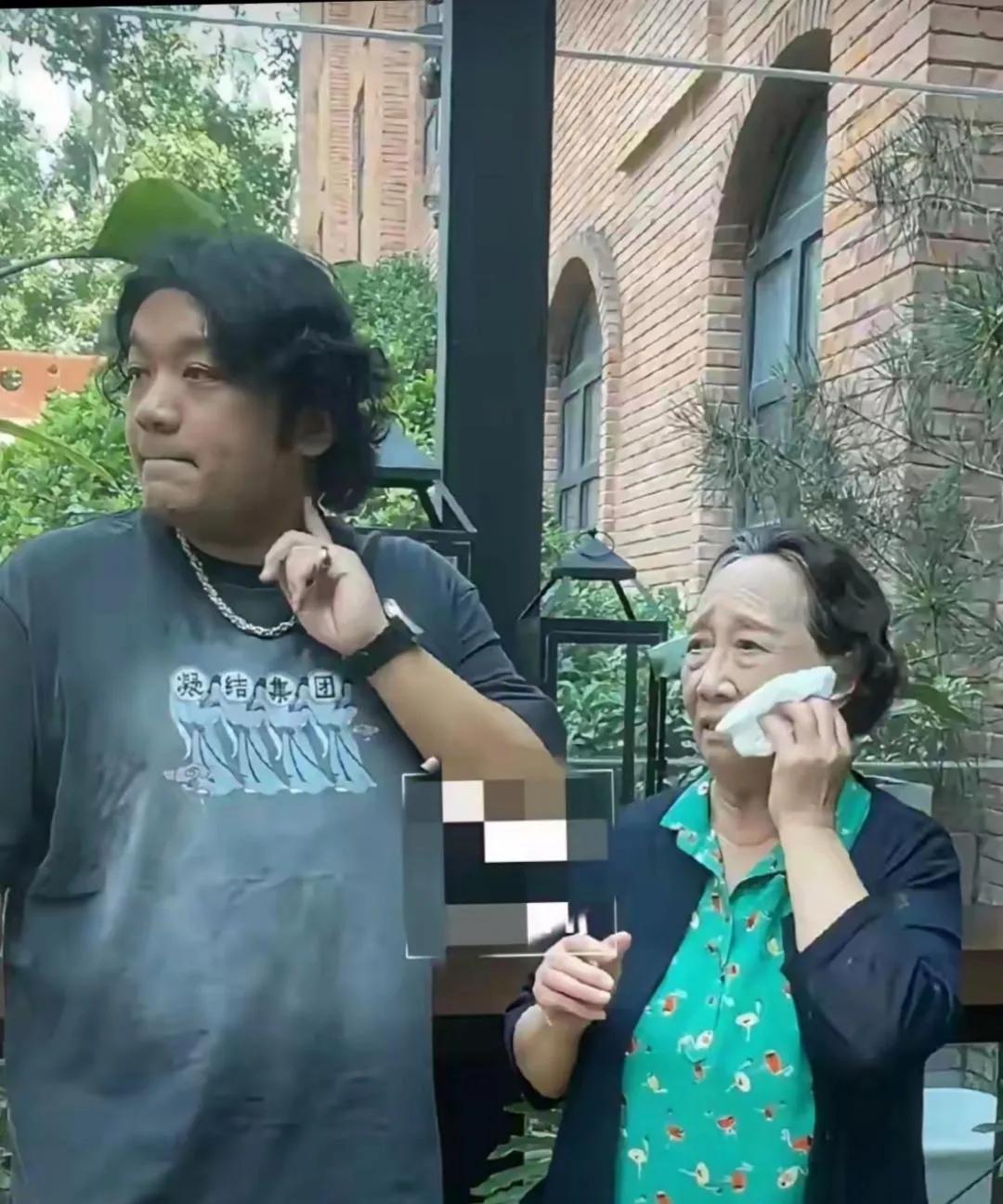 那个《家有儿女》中帅气机灵的小雨，长大后变得身宽体胖快认不出来了！
