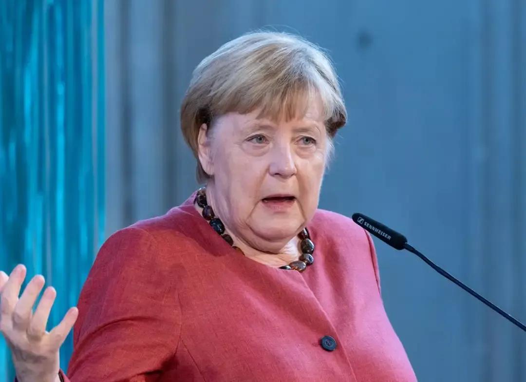 默克尔打破沉默站了出来，中国最期待的局面出现了沉默多年，几乎不再点评现实政