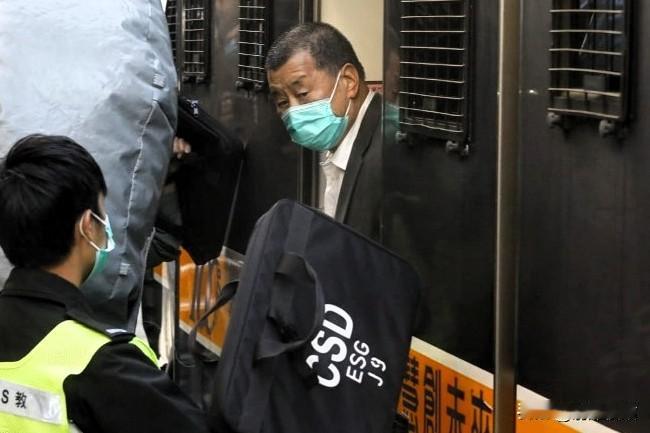 黎智英算是彻底失算了，他以为背靠英美就可以万事大吉，到时候有英美出面干涉，香港就