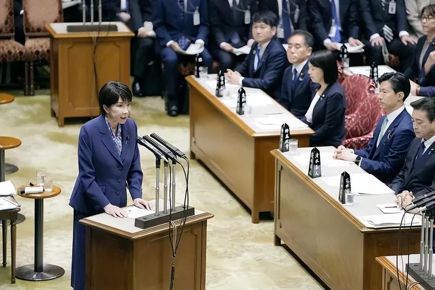 日本政坛教父小泽一郎不装了，直接撕开了高市早苗的最后体面。他在社交平台上公开点名