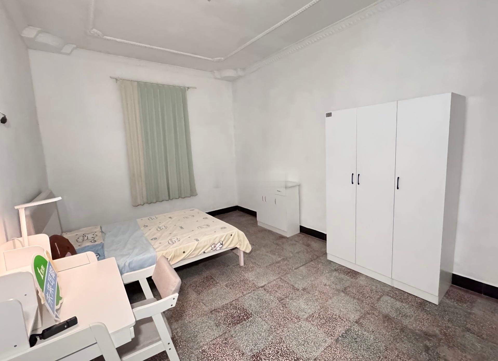 看明白一点点为啥被骂了，原因是一点点资助一个小男孩，小男孩圆咕隆咚带着2000元