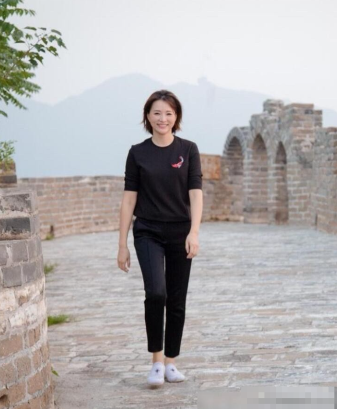 央视的主持人中，能像她这么有松弛感的，也就只有她一个吧。不化妆，真真实实地展现自