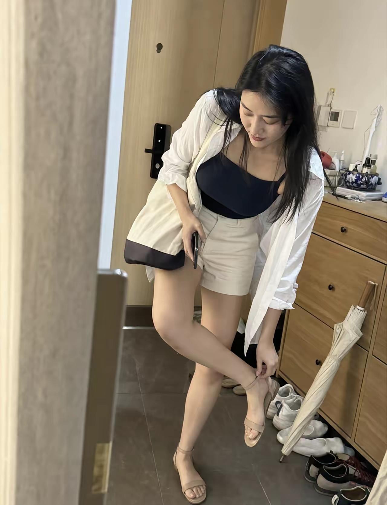 早上出门前，换鞋子，高高兴兴上班去。