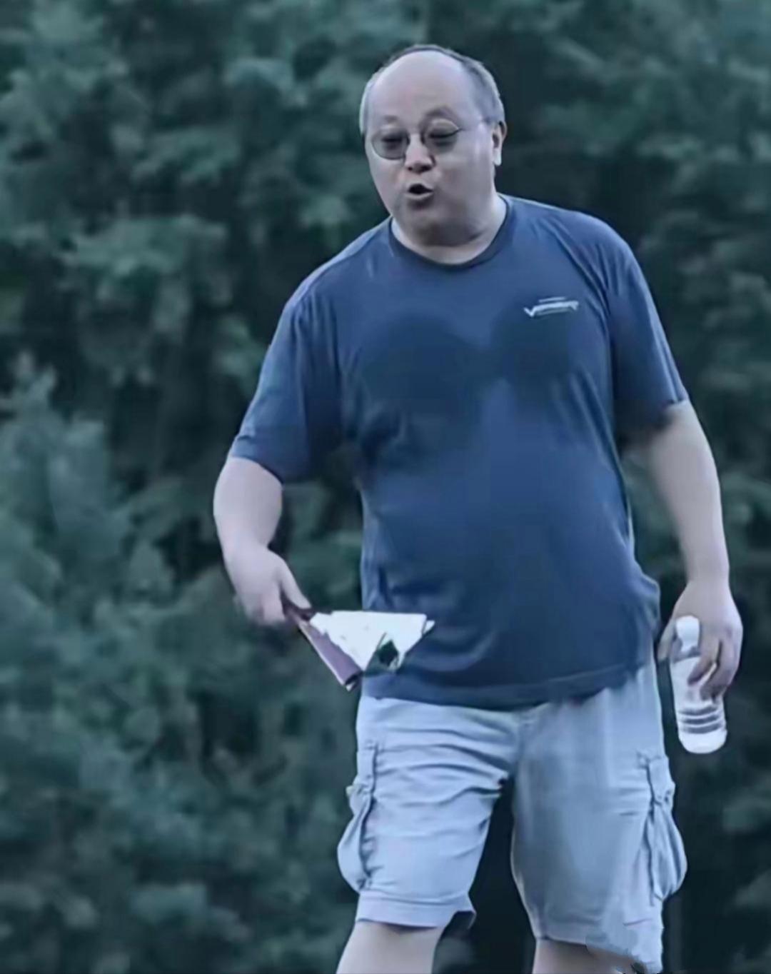 曾经的帅小伙窦唯也步入老大爷的行列了：身宽体胖，头发谢顶，胳膊抡圆，肚腩凸起，双