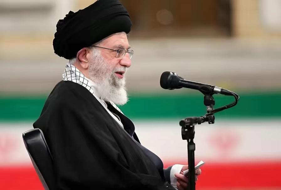 伊朗唯一的机会是先声夺人，不管是打击美军基地，还是以色列，最好是率先出手。伊朗若