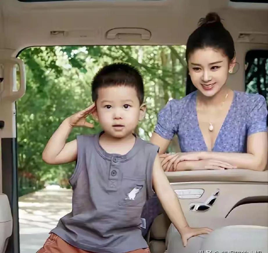 王雷李小萌这对娱乐圈模范夫妻又撒糖啦！近日他们带俩儿子度假，李小萌淡紫裙装嫩似少